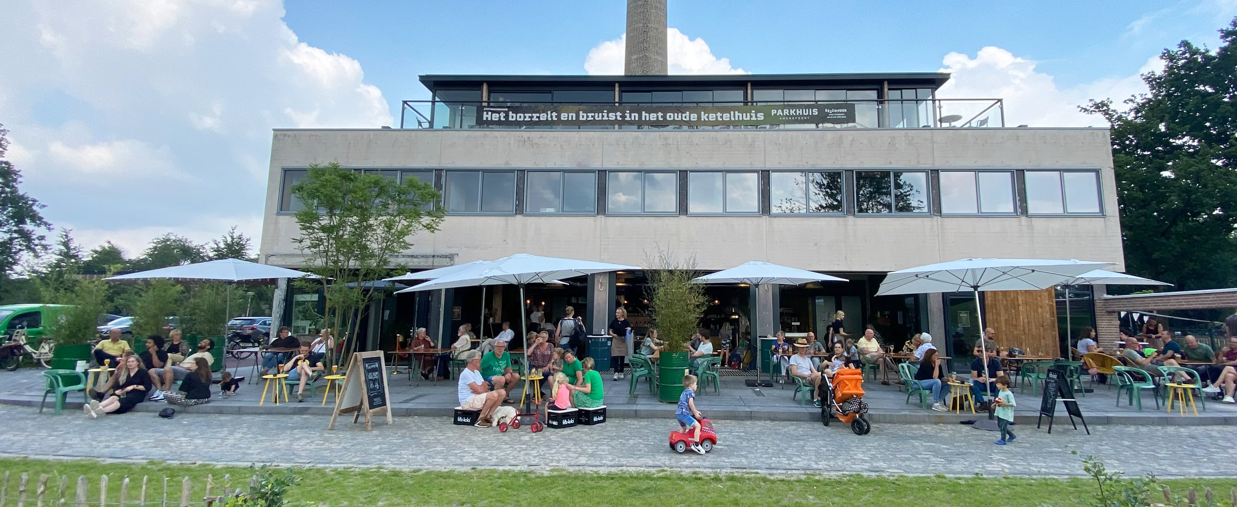 Bzzzondere-Gasten-Parkhuis-buiten-terras-ontmoeten